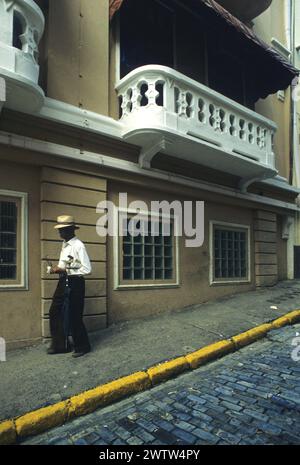 porto rico porto rico usa vie quotidienne rues de san juan vieille femme portoricaine devant un bar la perla quartier Banque D'Images