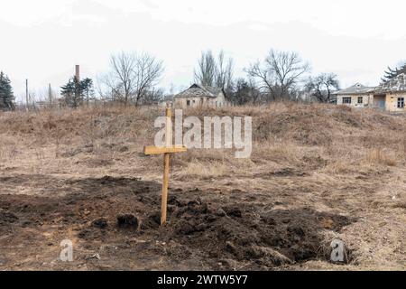 10 mars 2024, Siversk, région de Donetsk, Ukraine : les résidents morts de Siversk ont été enterrés juste à côté de l'hôpital. Il y a déjà 20 tombes ici, dont 6 sont apparues au cours des deux dernières semaines, disent les habitants. FRIDA Ukraine est une mission ukraino-israélienne de volontaires médicaux visant à aider la population civile. Des médecins bénévoles fournissent aux Ukrainiens touchés par les hostilités des médicaments de haute qualité. Ils organisent également des voyages en première ligne des régions désoccupées pour aider les civils qui y vivent. Ce travail bénévole a commencé dans la région de Kiev, suivie par Tchernihiv, Sumy, Kharkiv Banque D'Images