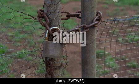 Serrure rouillée assurant une limite sereine Banque D'Images