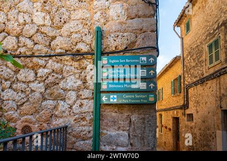 Valldemossa, Îles Baléares, Espagne, panneaux de direction dans la rue, éditorial seulement. Banque D'Images