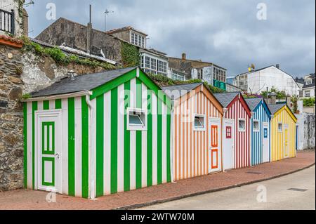 Petites maisons colorées utilisées comme toilettes publiques sur le front de mer de la ville d'Ortigueira, province de La Corogne, Galice, nord-ouest de l'Espagne Banque D'Images