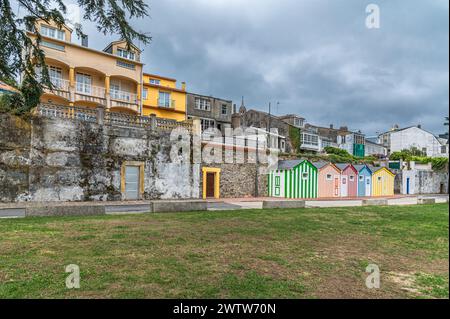 Petites maisons colorées utilisées comme toilettes publiques sur le front de mer de la ville d'Ortigueira, province de La Corogne, Galice, nord-ouest de l'Espagne Banque D'Images