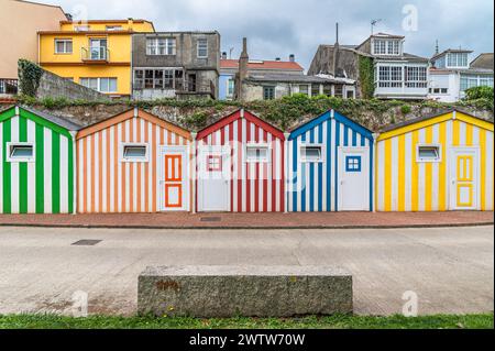 Petites maisons colorées utilisées comme toilettes publiques sur le front de mer de la ville d'Ortigueira, province de La Corogne, Galice, nord-ouest de l'Espagne Banque D'Images