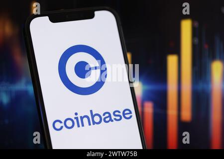 KIEV, UKRAINE - 15 MARS 2024 logo Coinbase sur l'écran d'affichage de l'iPhone et les graphiques de valeur de la monnaie crypto. Portail d'échange de crypto-monnaie Banque D'Images