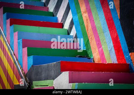 Une perspective à angle élevé d'un escalier extérieur avec des rayures de plusieurs couleurs créant un visuel saisissant Banque D'Images