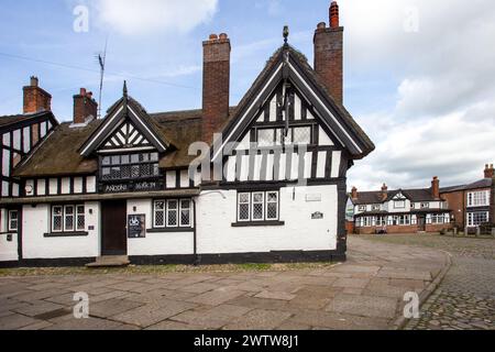 Toit de chaume à colombages noir et blanc inn The Black Bear dans la ville de marché de Sandbach dans le Cheshire, juste à côté de la place du marché Banque D'Images