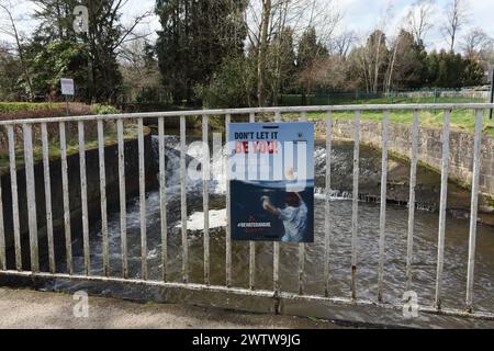 Panneau d'avertissement soyez sûr de l'eau à côté de la rivière Sheaf à Millhouses Park, Sheffield, Royaume-Uni danger risque de noyade Banque D'Images