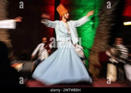 Le Caire, Égypte. 19 mars 2024. Un danseur exécute une danse soufie au Palais du Prince Taz pendant le Ramadan au Caire, en Égypte, le 19 mars 2024. Crédit : Ahmed Gomaa/Xinhua/Alamy Live News Banque D'Images