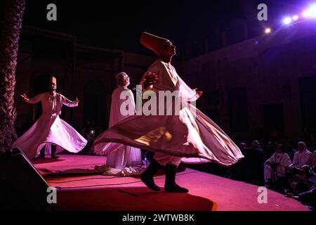 Le Caire, Égypte. 19 mars 2024. Des danseurs exécutent une danse soufie au Palais du Prince Taz pendant le Ramadan au Caire, en Égypte, le 19 mars 2024. Crédit : Ahmed Gomaa/Xinhua/Alamy Live News Banque D'Images