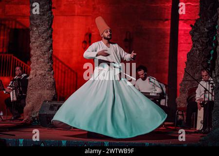 Le Caire, Égypte. 19 mars 2024. Un danseur exécute une danse soufie au Palais du Prince Taz pendant le Ramadan au Caire, en Égypte, le 19 mars 2024. Crédit : Ahmed Gomaa/Xinhua/Alamy Live News Banque D'Images