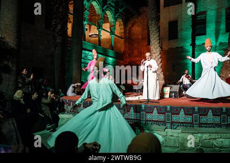 Le Caire, Égypte. 19 mars 2024. Des danseurs exécutent une danse soufie au Palais du Prince Taz pendant le Ramadan au Caire, en Égypte, le 19 mars 2024. Crédit : Ahmed Gomaa/Xinhua/Alamy Live News Banque D'Images