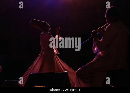 Le Caire, Égypte. 19 mars 2024. Un danseur exécute une danse soufie au Palais du Prince Taz pendant le Ramadan au Caire, en Égypte, le 19 mars 2024. Crédit : Ahmed Gomaa/Xinhua/Alamy Live News Banque D'Images