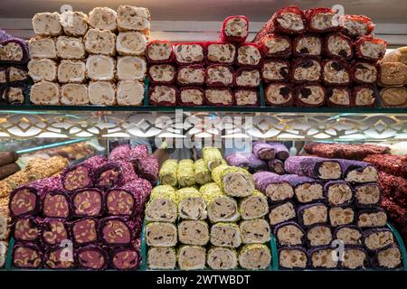 Deligh turc, biscuits traditionnels de pâtisserie orientale, noix, fruits secs, pastilles, marmelade, désert turc avec du sucre, du miel et de la pistache, je Banque D'Images