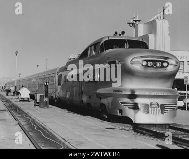 Train de voyageurs électrique assis dans la gare pendant que les passagers montent. Le train part de la ville de Las Vegas Union Pacific Railroad Banque D'Images