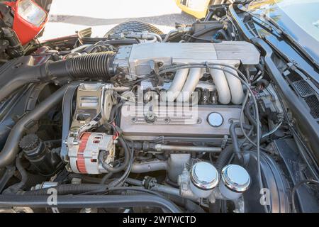 « Une puissance libérée : découvrez le cœur d'une voiture gonflée, son moteur rugissant d'énergie brute et ses performances personnalisées, prête à conquérir l'asphalte. Banque D'Images