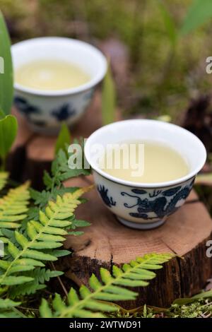 Deux tasses de thé vert sur des stands en bois vue à angle bas Banque D'Images