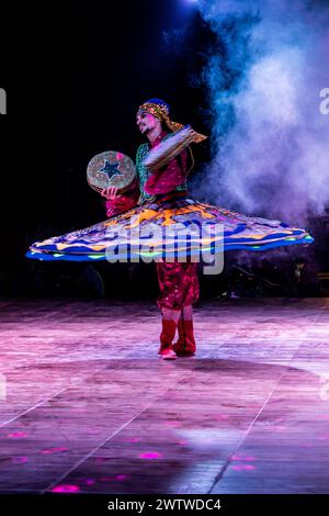 Émirats arabes Unis - 16 OCTOBRE 2021 : spectacle de danseuses dans le désert des Émirats arabes Unis Banque D'Images