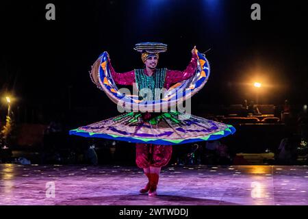 Émirats arabes Unis - 16 OCTOBRE 2021 : spectacle de danseuses dans le désert des Émirats arabes Unis Banque D'Images