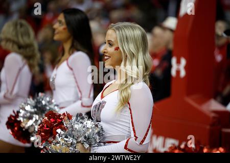 Madison, WI, États-Unis. 2 mars 2023. Danseuse des Wisconsin Badgers pendant le match de basket-ball de la NCAA entre les Purdue Boilermakers et les Wisconsin Badgers au Kohl Center de Madison, WISCONSIN. Darren Lee/CSM/Alamy Live News Banque D'Images