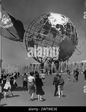 Des foules ont photographié se promenant dans le parc de l'exposition universelle de 1964 dans le Flushing Meadow de New York Banque D'Images