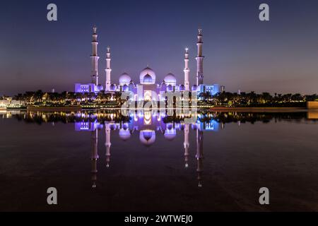 Vue nocturne de la Grande Mosquée Sheikh Zayed à Abu Dhabi, Émirats arabes Unis. Banque D'Images