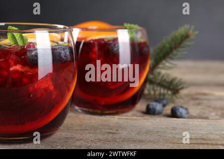 Boisson aromatique de Noël Sangria dans des verres sur une table en bois, gros plan Banque D'Images