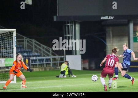 Worcester, Royaume-Uni. 19 mars 2024. Jade Bell de Northampton marque son premier de 4 buts dans la Ligue nationale féminine Solihull Moors Women contre Northampton Town Women. Northampton a gagné 6-0 Banque D'Images