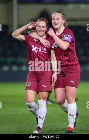 Worcester, Royaume-Uni. 19 mars, 2024.Northampton's Jade Bell célèbre son tour du chapeau avec la capitaine Zoe Boote dans la Ligue nationale féminine Solihull Moors Women v Northampton Town Women. Northampton a gagné 6-0 Banque D'Images