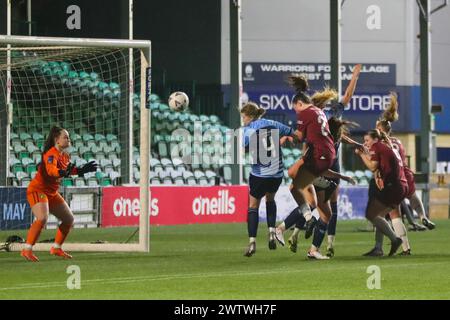 Worcester, Royaume-Uni. 19 mars 2024. Paige Ridley de Northampton marque avec une tête puissante dans la Ligue nationale féminine Solihull Moors Women contre Northampton Town Women. Northampton a gagné 6-0 Banque D'Images