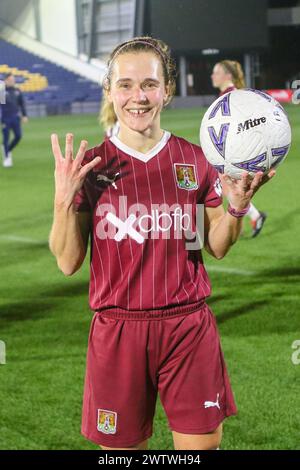 Worcester, Royaume-Uni. 19 mars 2024. Northamptons Jade Bell à la fin du match avec le ballon de la Ligue nationale féminine Solihull Moors Women contre Northampton Town Women. Northampton a gagné 6-0Celebrant ses 4 buts Banque D'Images