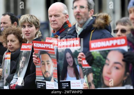 Londres, Royaume-Uni. 19 mars 2024. Des manifestants brandissent des affiches représentant des Israéliens enlevés en octobre dernier par le Hamas lors d'une manifestation devant les chambres du Parlement. Les partisans du Forum des otages et des familles disparues appellent à la libération immédiate des otages israéliens pris par le Hamas le 7 octobre 2023. Les manifestants manifestent avec des affiches de ceux qui ont été emmenés l'année dernière en Israël avec un message : « ramenez-les à la maison maintenant ». Crédit : SOPA images Limited/Alamy Live News Banque D'Images