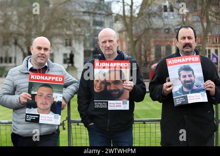 Londres, Royaume-Uni. 19 mars 2024. Des manifestants brandissent des affiches représentant des Israéliens enlevés en octobre dernier par le Hamas lors d'une manifestation devant les chambres du Parlement. Les partisans du Forum des otages et des familles disparues appellent à la libération immédiate des otages israéliens pris par le Hamas le 7 octobre 2023. Les manifestants manifestent avec des affiches de ceux qui ont été emmenés l'année dernière en Israël avec un message : « ramenez-les à la maison maintenant ». (Photo de Martin Pope/SOPA images/SIPA USA) crédit : SIPA USA/Alamy Live News Banque D'Images