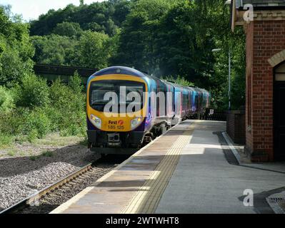 Premier train de passagers TRANS Pennine passant devant Dore et Totley Station Sheffield Angleterre UK Hope Valley Railway Line Banque D'Images