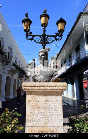 La statue de Don Bartolome Colon ou Bartholomée Colomb, le frère cadet de Christophe Colomb dans la Calle El Conde. Saint-Domingue, République dominicaine Banque D'Images