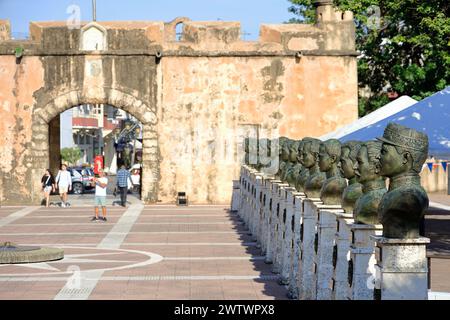 La Puerta del Conde, la porte historique fortifiée de la vieille ville de Santo Domingo avec Parque Independencia au premier plan. Santo Domingo. République dominicaine Banque D'Images