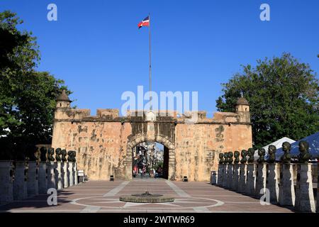 La Puerta del Conde, la porte historique fortifiée de la vieille ville de Santo Domingo avec Parque Independencia au premier plan. Santo Domingo. République dominicaine Banque D'Images