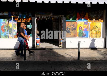 Les tableaux sont exposés à l'extérieur d'une boutique d'art sous la lumière du soleil en fin d'après-midi dans la zone coloniale. Santo Domingo. République dominicaine Banque D'Images