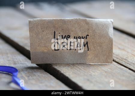 Vivez votre rêve. L'inscription sur l'étiquette. Style vintage. Citations motivantes. Banque D'Images