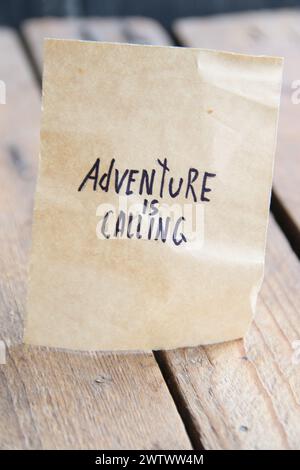 L'aventure vous appelle. L'inscription sur l'étiquette. Style vintage. Citations motivantes. Banque D'Images