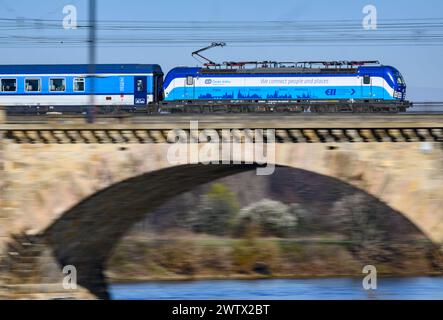 Dresde, Allemagne. 19 mars 2024. Un train EuroCity en provenance de la République tchèque traverse le pont de Marienbrücke. (Photo avec long temps d'exposition) crédit : Robert Michael/dpa/Alamy Live News Banque D'Images