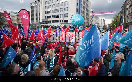 Photo du dossier datée du 26/04/2023 de personnes participant à un rassemblement devant la mairie de Belfast. Les membres d'un syndicat représentant des professeurs dans des collèges d'enseignement supérieur en Irlande du Nord ont voté contre une offre de rémunération. Les conférenciers se sont vu offrir une augmentation de 5% ainsi qu'un paiement non consolidé de £1 500. Il vient après une action syndicale sur le salaire. Les membres de la NASUWT ont voté contre son acceptation. Date d'émission : mercredi 20 mars 2024. Banque D'Images