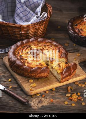 Pain aux raisins dorés maison sur table en bois, nature morte Banque D'Images