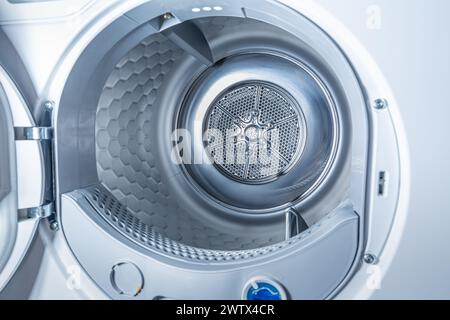 Intérieur du sèche-linge avec linge propre - nouvelle génération de sèche-linge à pompe à chaleur, concept domestique Banque D'Images