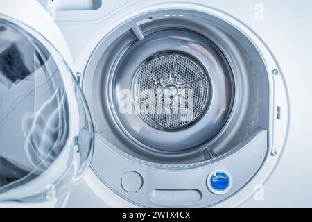 Intérieur du sèche-linge avec linge propre - nouvelle génération de sèche-linge à pompe à chaleur, concept domestique Banque D'Images