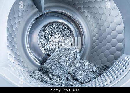 Intérieur du sèche-linge avec linge propre - nouvelle génération de sèche-linge à pompe à chaleur, concept domestique Banque D'Images