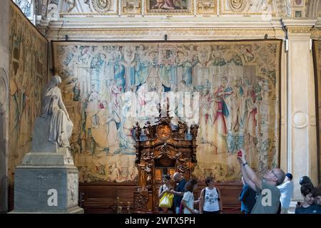 Monument funéraire de Simon Mayr du XIX siècle et confessionnal baroque en bois par Andrea Fantoni du XVIII siècle dans la basilique romane Lombard d Banque D'Images