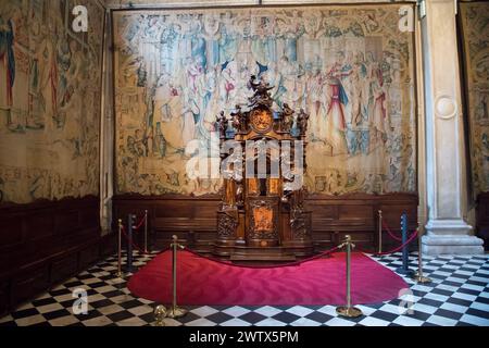 Confessionnal baroque en bois par Andrea Fantoni du XVIIIe siècle dans la Basilique romane Lombard di Santa Maria Maggiore (Basilique des services Mary Major) f Banque D'Images