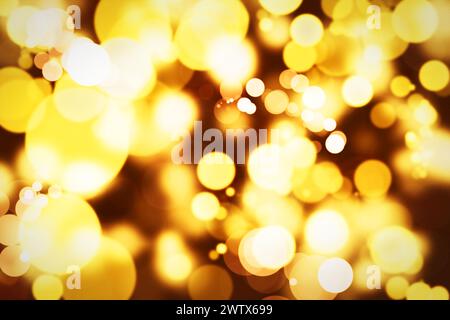 Abstrait, design et bokeh doré avec cercle, thème de Noël, décor et créativité avec couleur. Papier peint, effets et éclat ou brille avec motif Banque D'Images