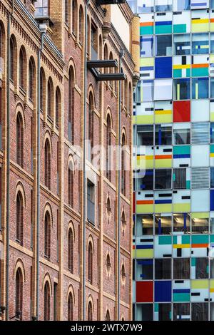 Façades des bâtiments Alte Maelzerei (ancien malthouse) et Colorium gratte-ciel au Medienhafen (port des médias), Duesseldorf, Allemagne. Fassaden der Banque D'Images