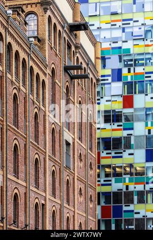 Façades des bâtiments Alte Maelzerei (ancien malthouse) et Colorium gratte-ciel au Medienhafen (port des médias), Duesseldorf, Allemagne. Fassaden der Banque D'Images